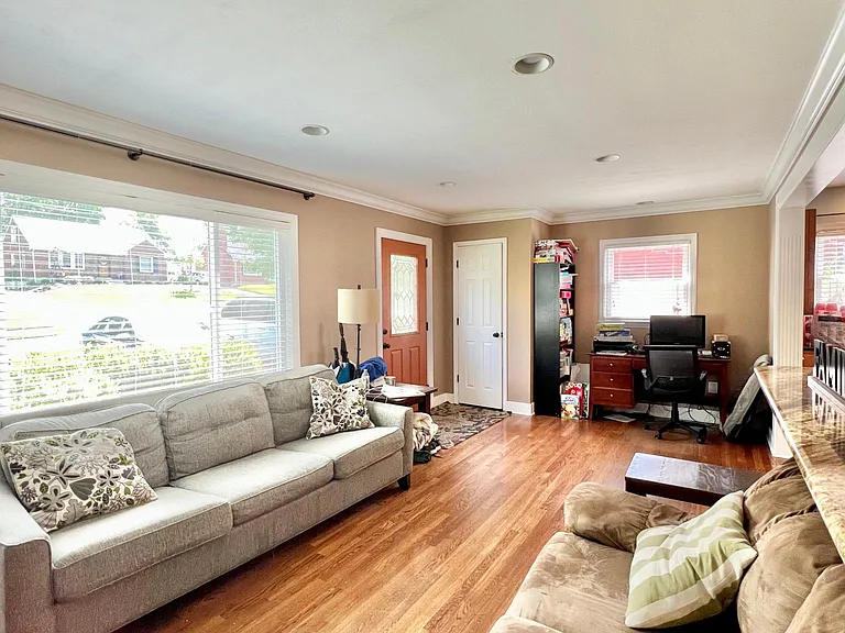 323 E Lowry Ln — Photo 6