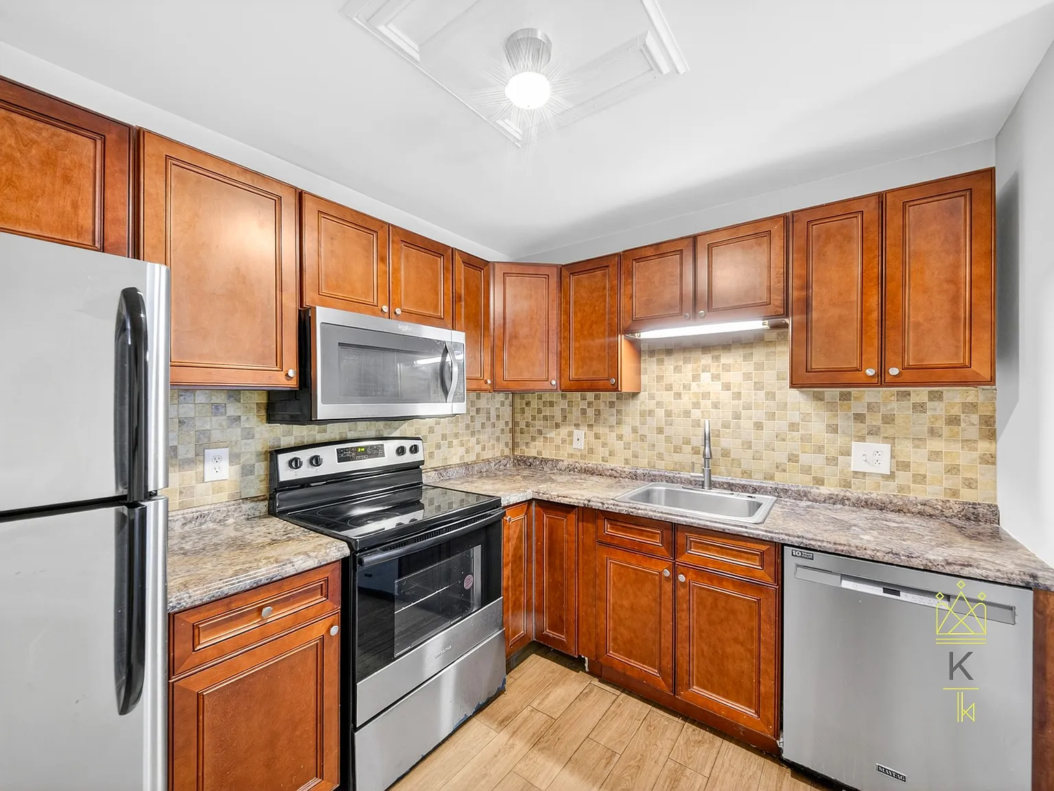 2 bed, 1.0 bath, 874 sqft, $2,400 — Photo 3