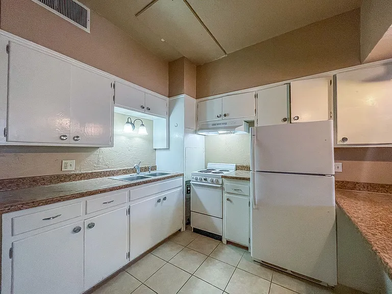 119 W Davis Ave — Photo 3