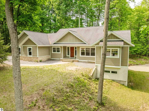 2577 Blue Meadow Dr, Traverse City, MI 49685