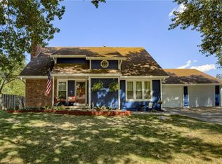 129 Crestview Ct, Lansing, KS 66043