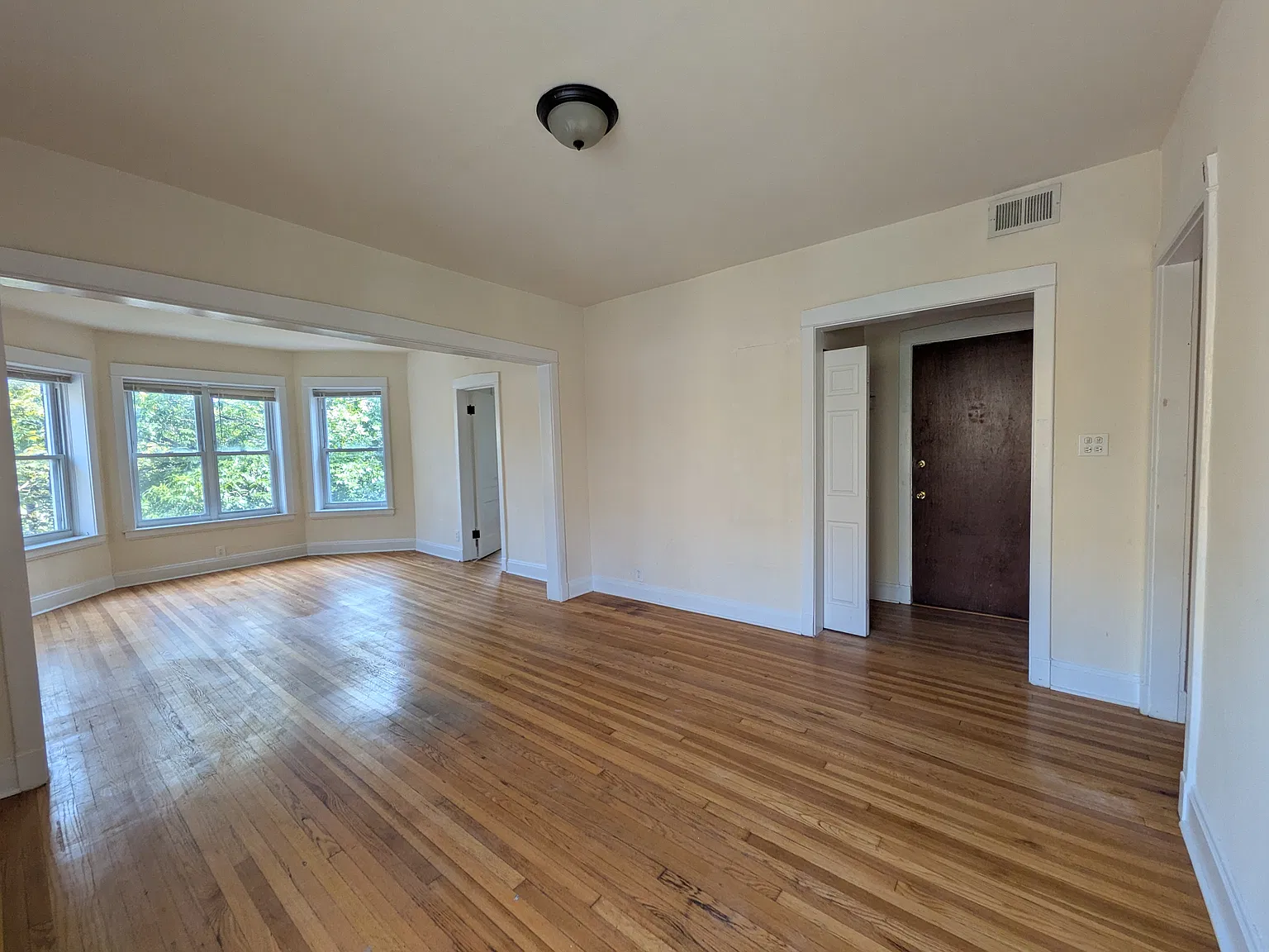 3 bed, 1100 sqft, $2,495 — Photo 3