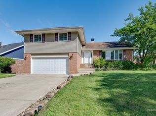 1233 N Hickory Trl, Addison, IL 60101