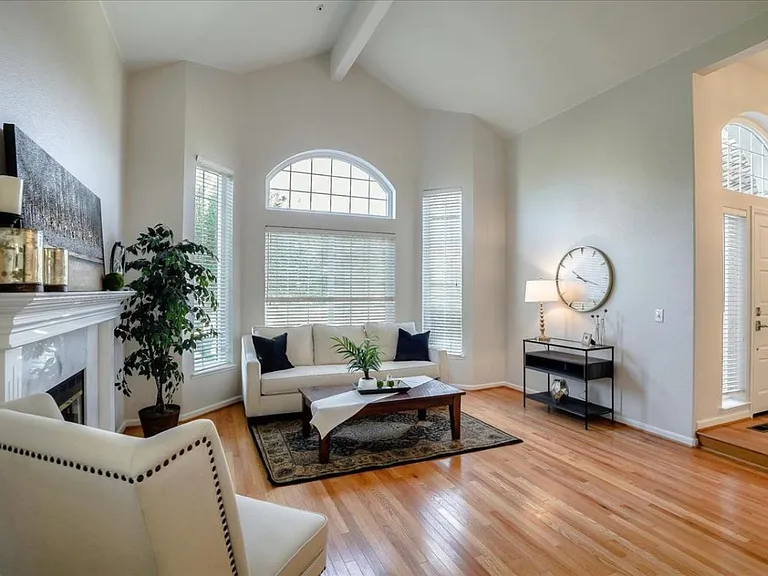 15515 La Jolla Dr — Photo 2