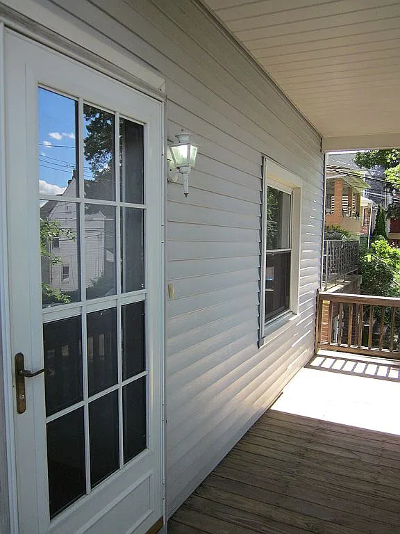 664 Montclair St photo 1