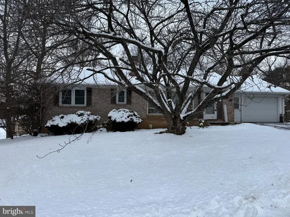 445 Hickory Ln, Chambersburg, PA 17202