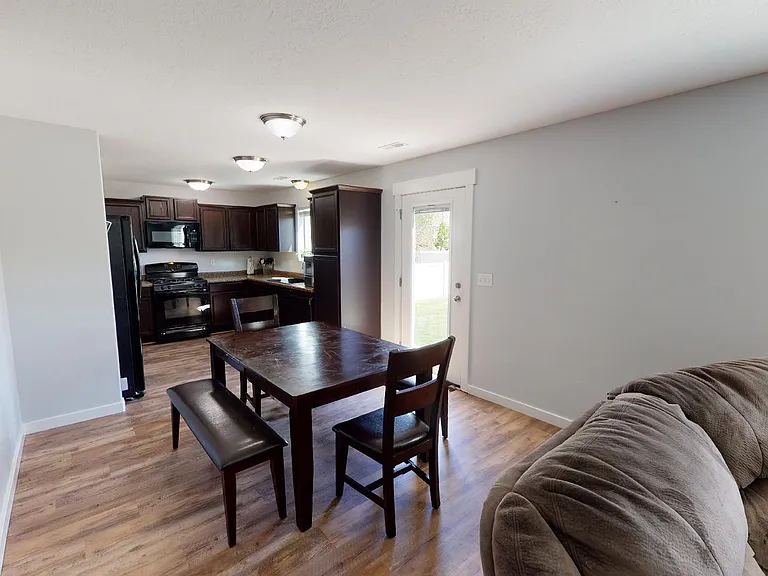 531 S Willow Xing — Photo 2