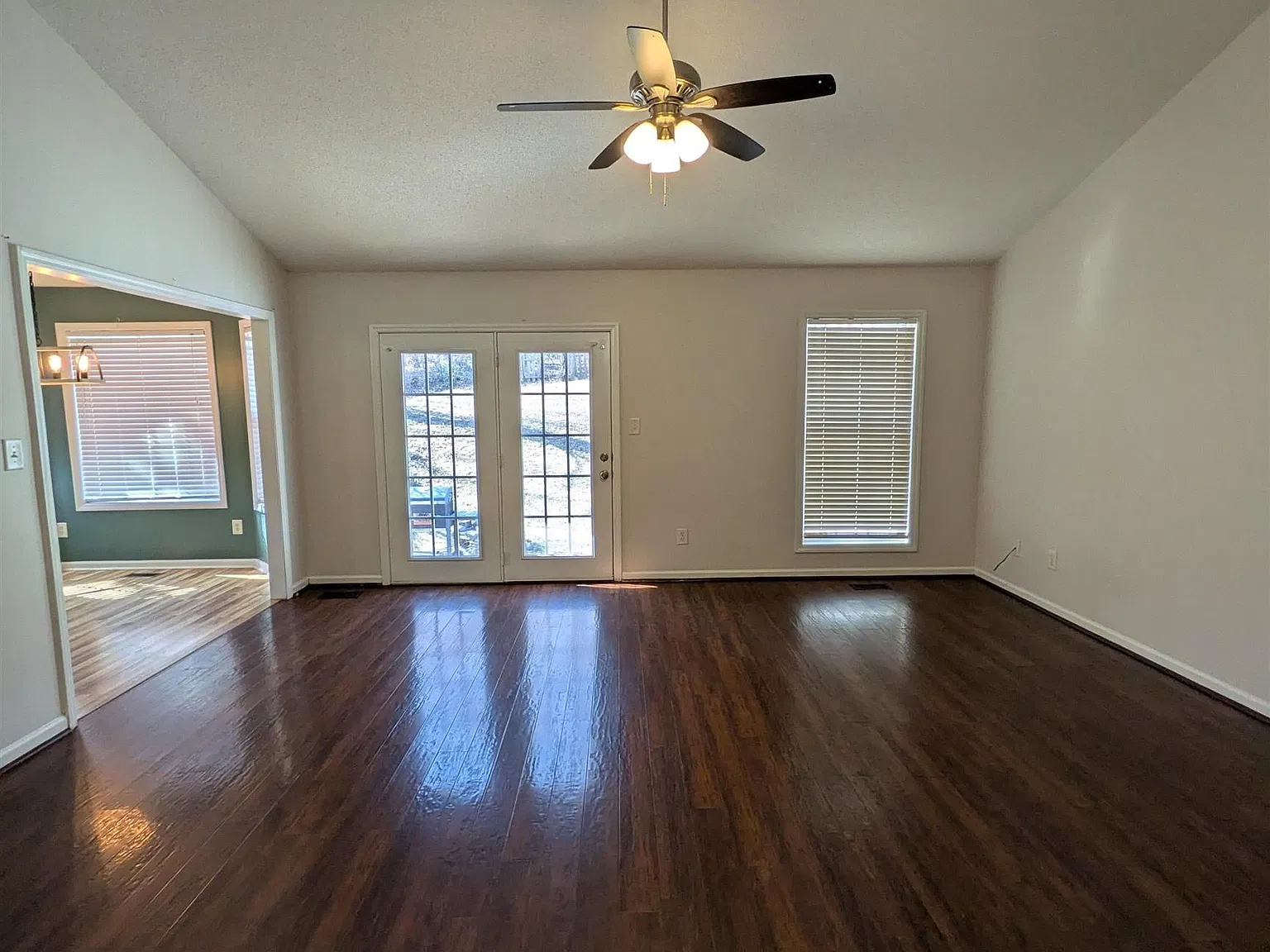 3 bed, 2.0 bath, 1384 sqft, $1,650 — Photo 3