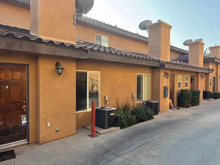 2061 Mountain Ave #8 — Photo 2