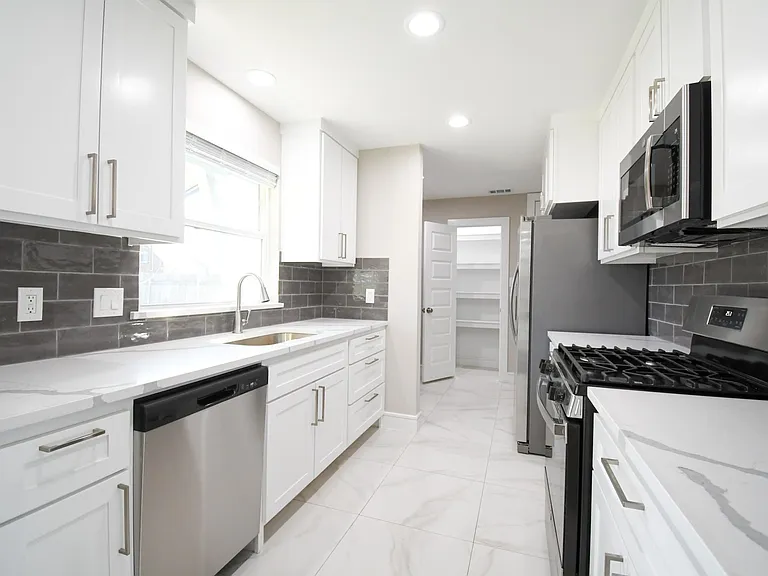 1422 Addington St — Photo 7