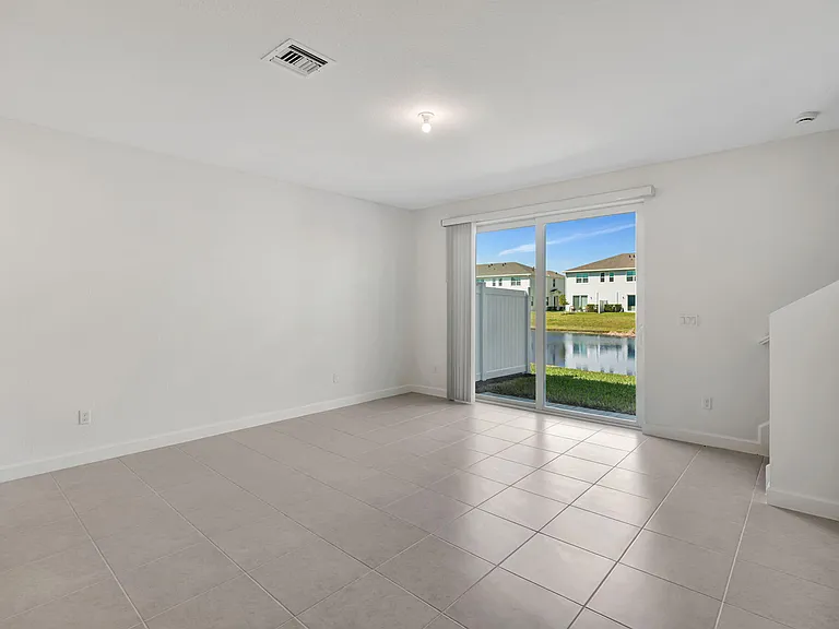 539 SE Rivergrass St — Photo 8