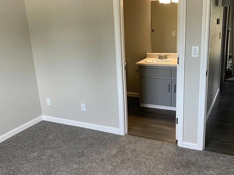 Dry Creek Apartments — Photo 23