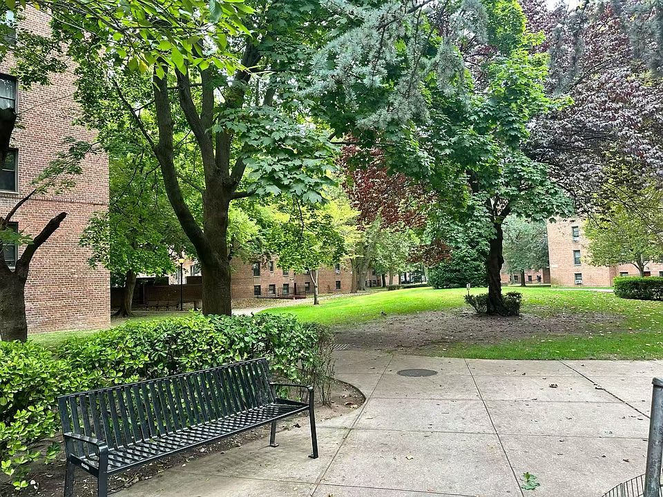 Gated, manicured public garden with sitting areas in the shade. 24 hour security.