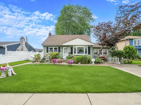18 E Bay Drive, West Islip, NY 11795