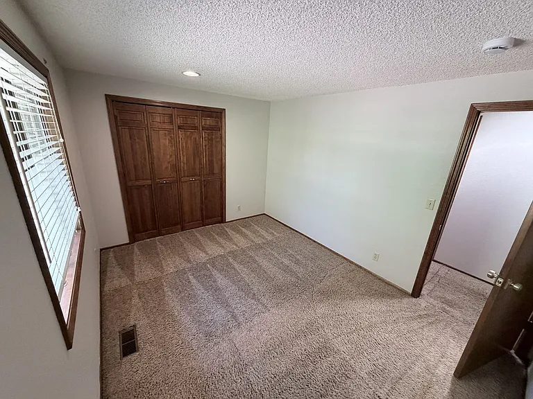 2525 Crestview Dr S — Photo 8