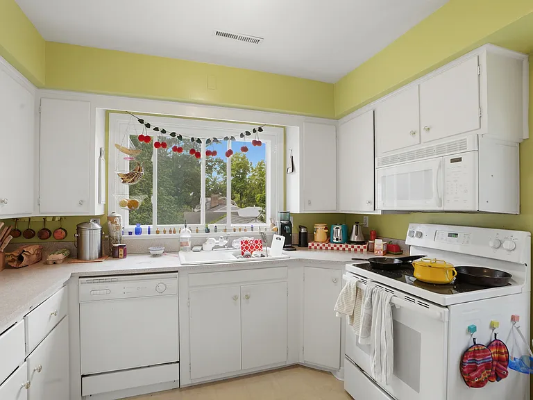 321 McLean St — Photo 7