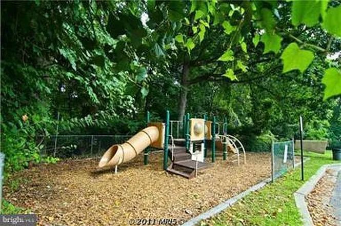 Montrose Ave — Photo 16