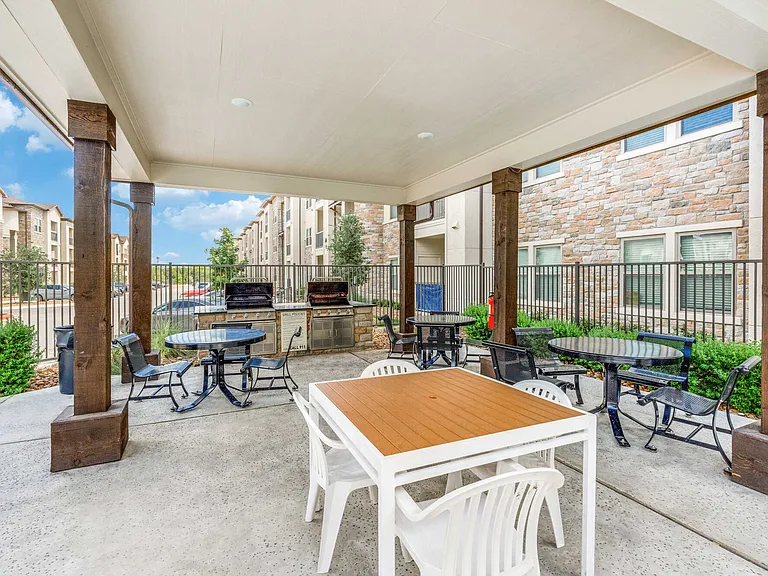 Palladium Crestway — Photo 20