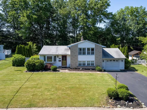 2260 Carlson Dr, Willow Grove, PA 19090