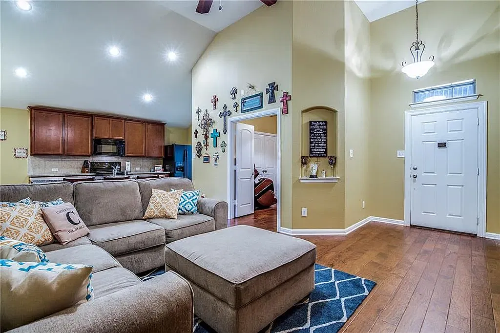 4 bed, 1661 sqft, $2,800 — Photo 4