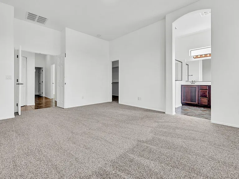2728 N Augustine — Photo 8