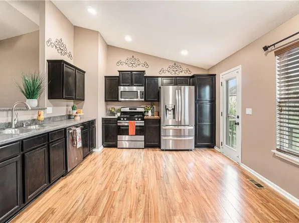 515 E Lakota St, Gardner, KS 66030