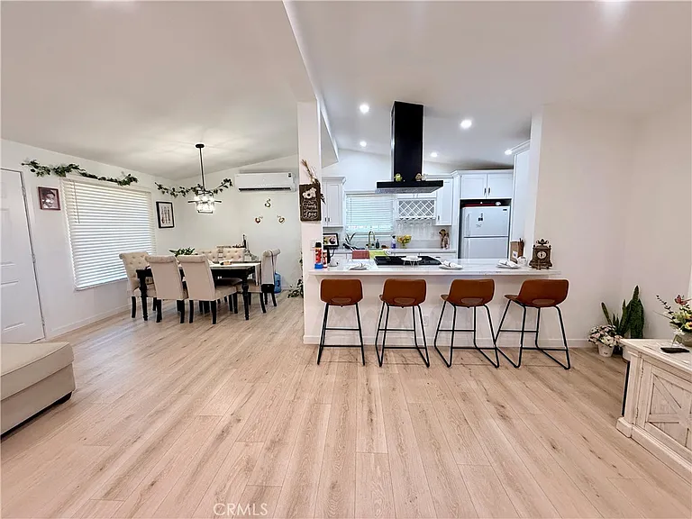 657 E King St — Photo 4