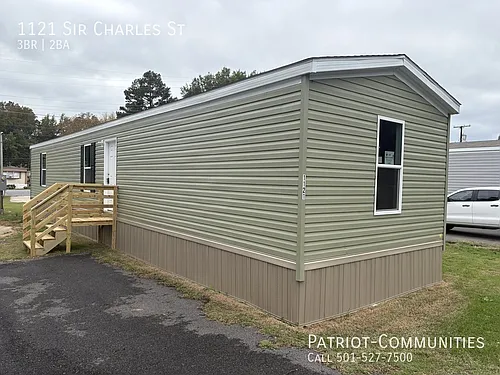 1121 Sir Charles St Photo 1