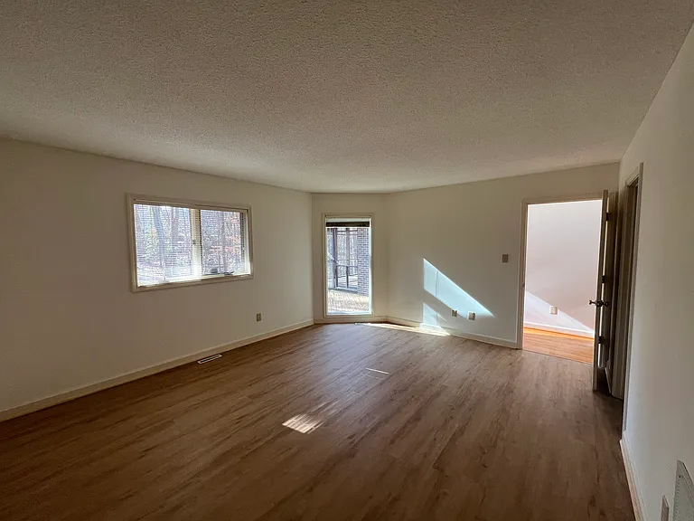303 Lake Pointe Dr — Photo 2