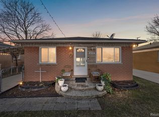 32209 Ruehle Ave, Warren, MI 48093