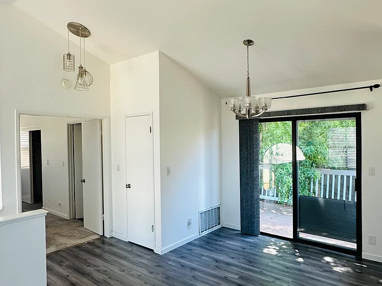 23460 Lakeridge Ave — Photo 4