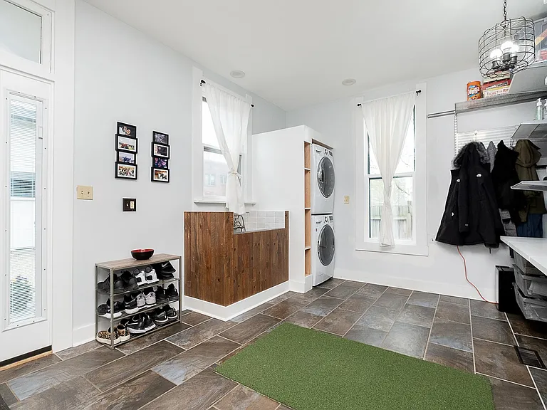 219 E 11th St — Photo 23