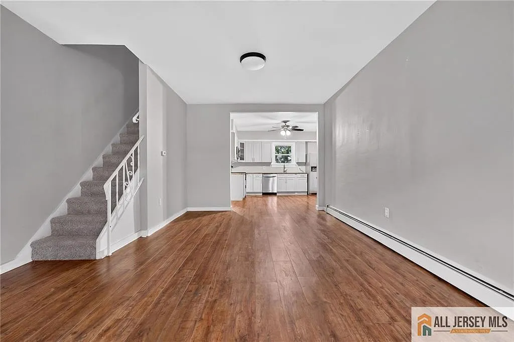 2 bed, 1.0 bath, 2608 sqft, $2,100 — Photo 2