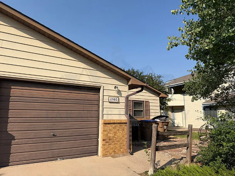3 bed, 2.0 bath, 1217 sqft, $1,700 — Photo 1