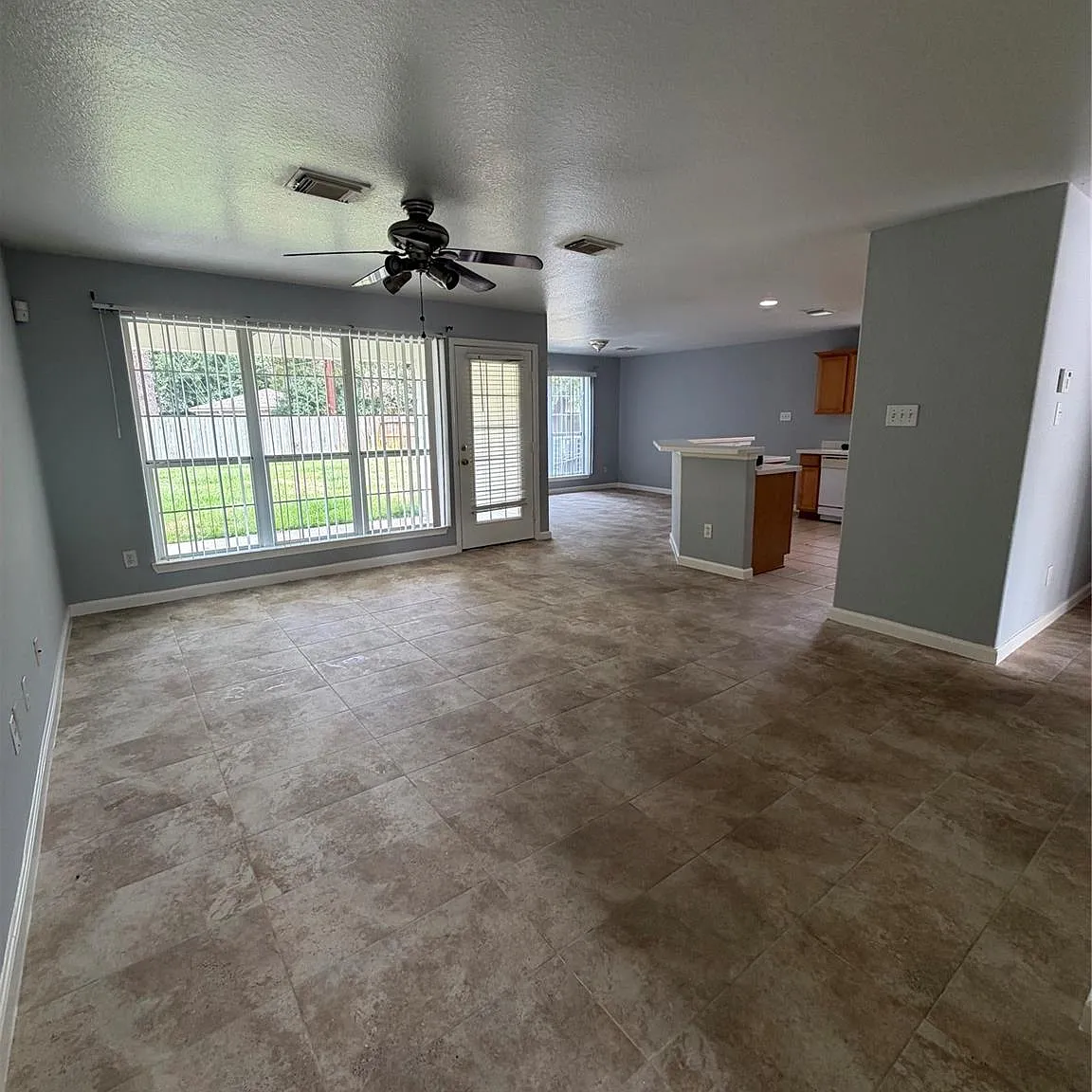 3 bed, 2.5 bath, 1764 sqft, $2,100 — Photo 4