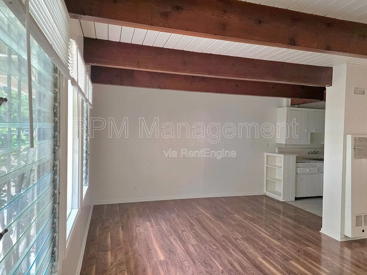 Building Photo - 7032 Hawthorn Ave #4