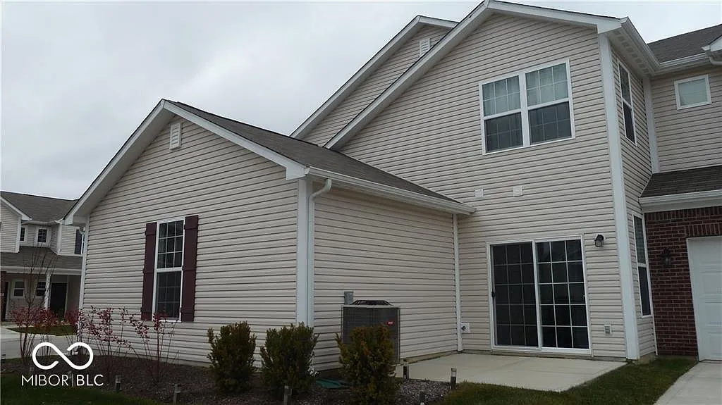 3 bed, 2.5 bath, 1916 sqft, $1,995 — Photo 2