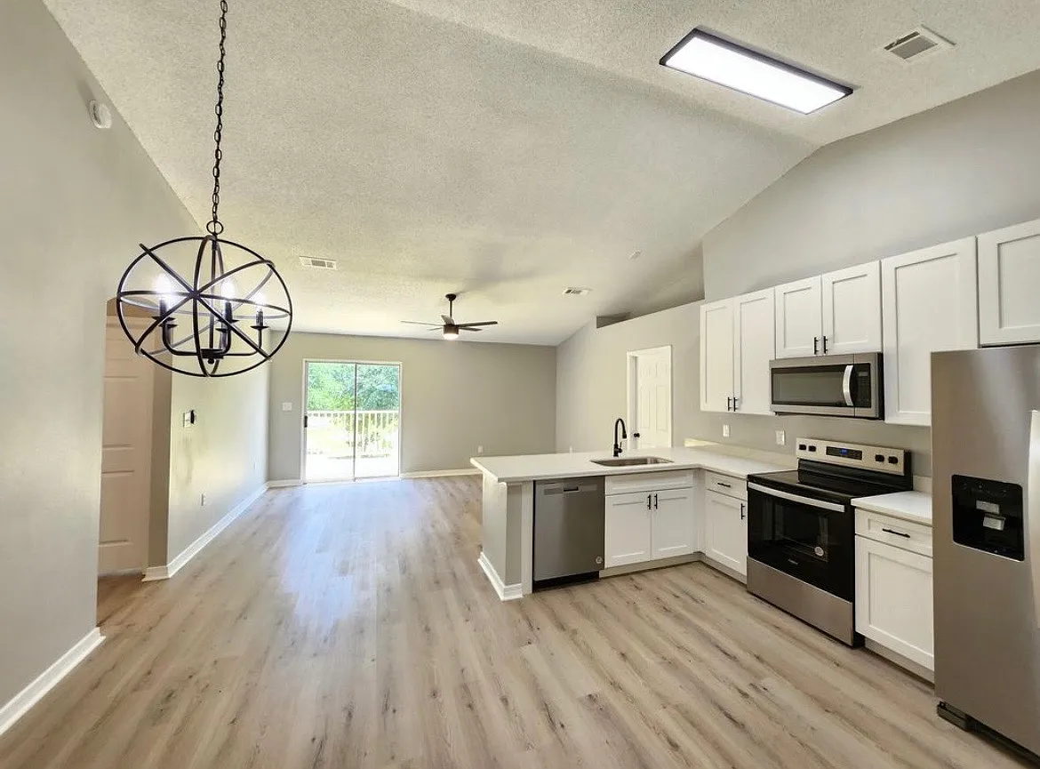 4 bed, 1244 sqft, $2,000 — Photo 2