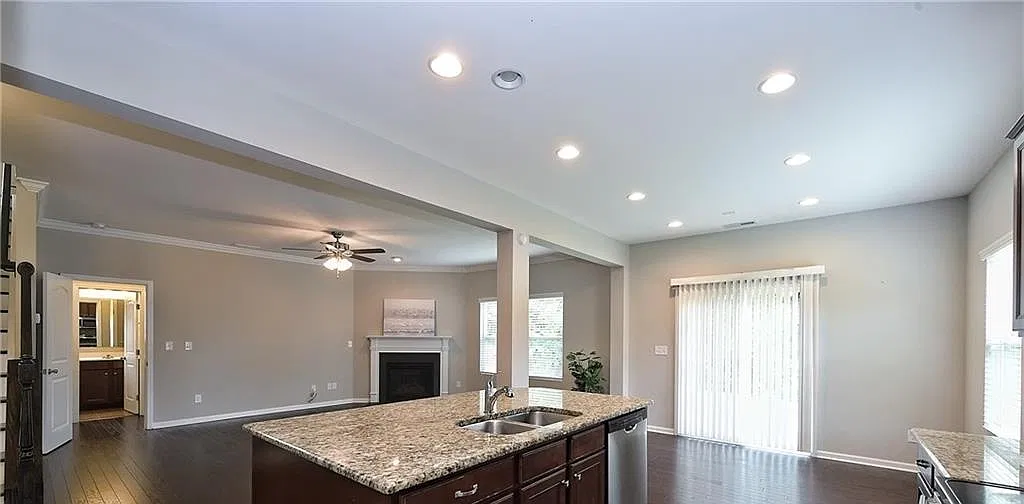 5 bed, 3266 sqft, $2,950 — Photo 2