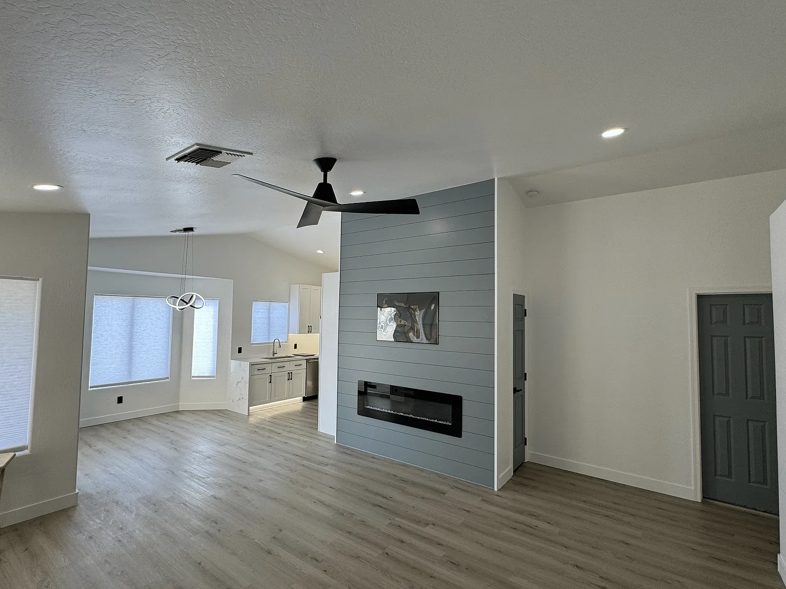 3 bed, 1211 sqft, $2,400 — Photo 3