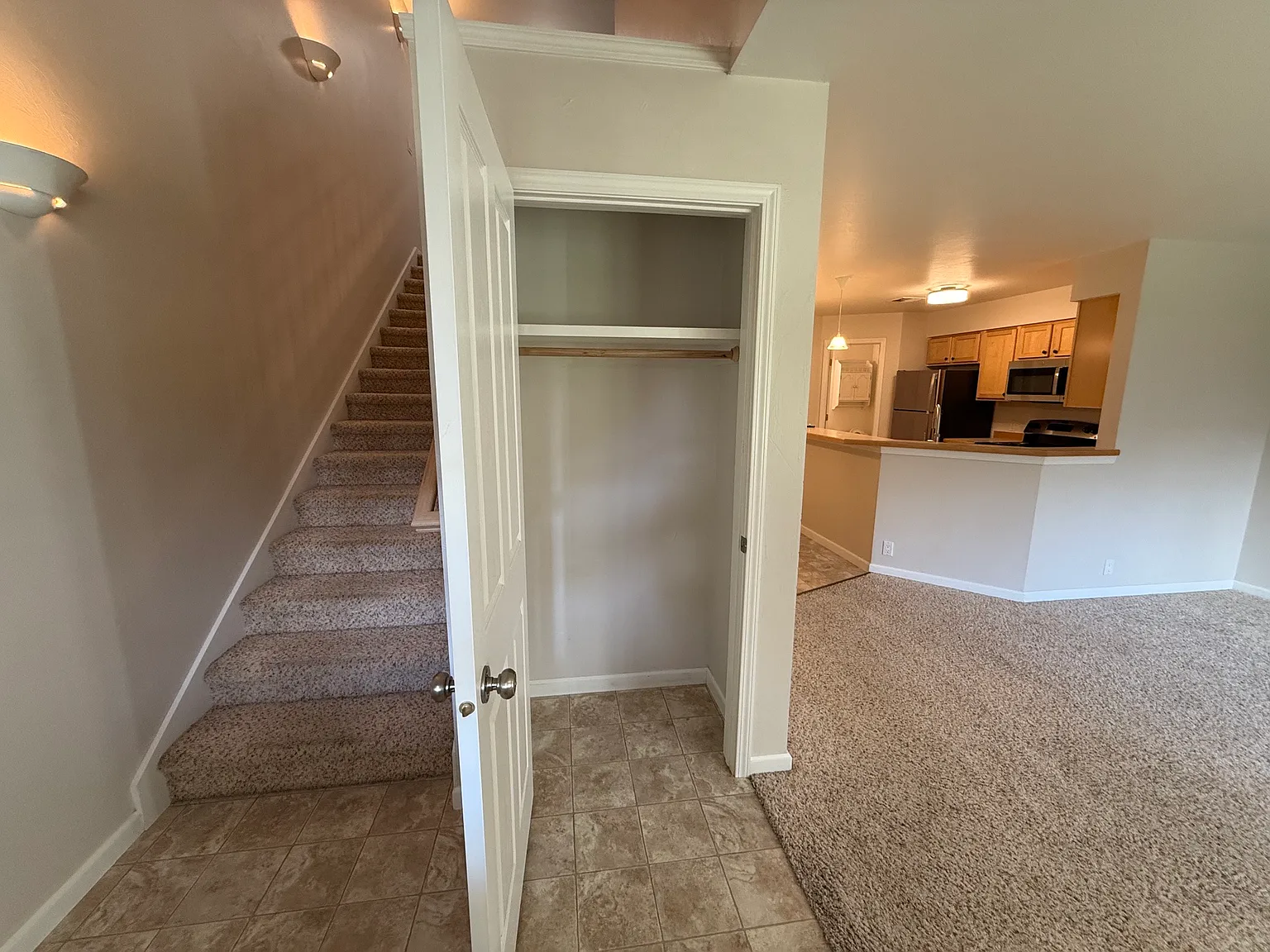 3 bed, 2.5 bath, 1400 sqft, $2,200 — Photo 3