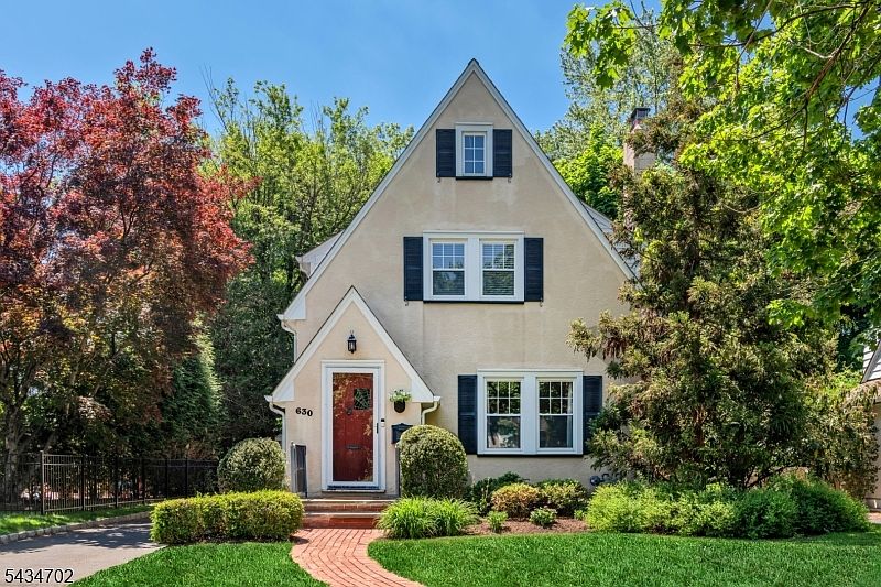 1st image of 630 Wyndemere Ave