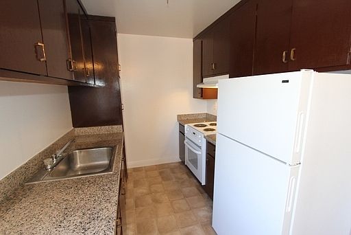 3rd image of 562 Bancroft Ave APT C