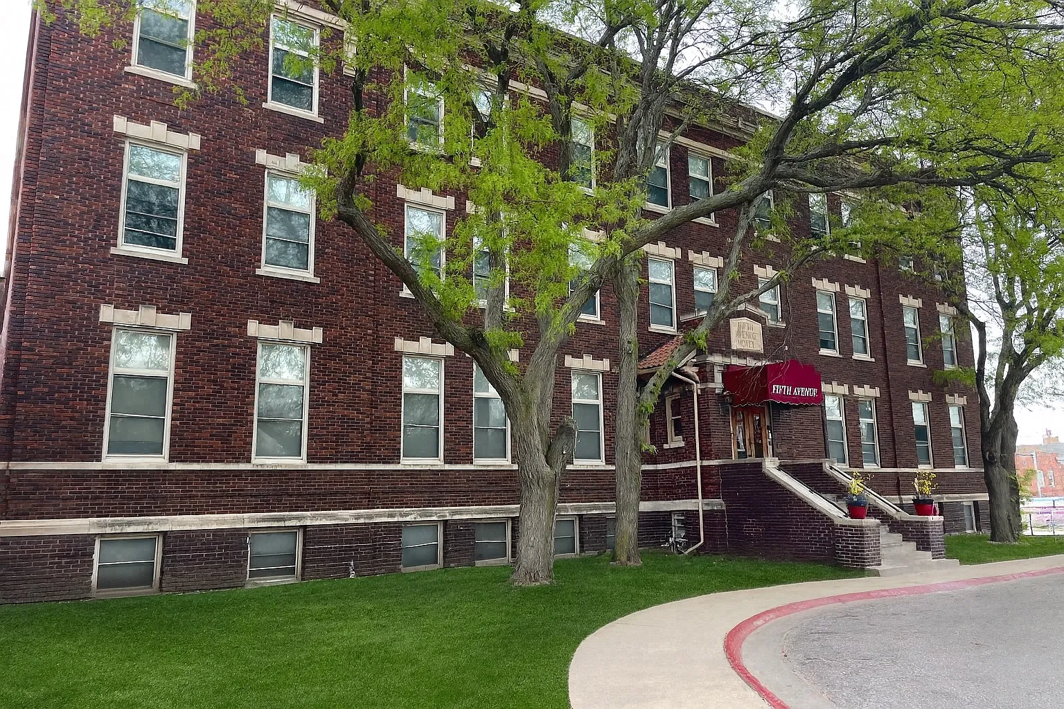 Fifth Avenue Apartments — Photo 4