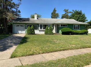 1957 Lincoln Ct, Westbury, NY 11590