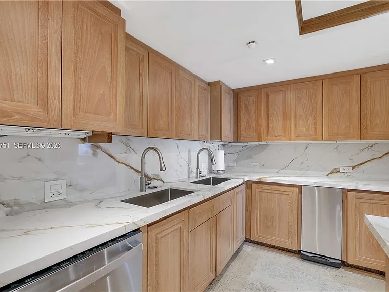 5025 Collins Ave #1103-1104-1105 — Photo 10