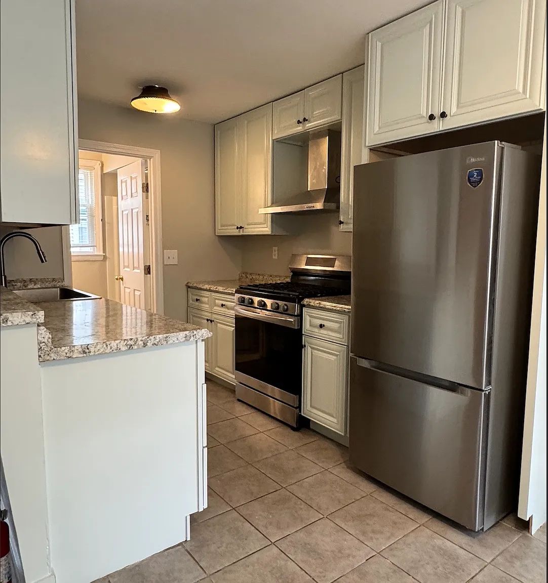 3 bed, 1100 sqft, $2,550 — Photo 3