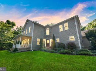 18944 Woodburn Rd, Leesburg, VA 20175