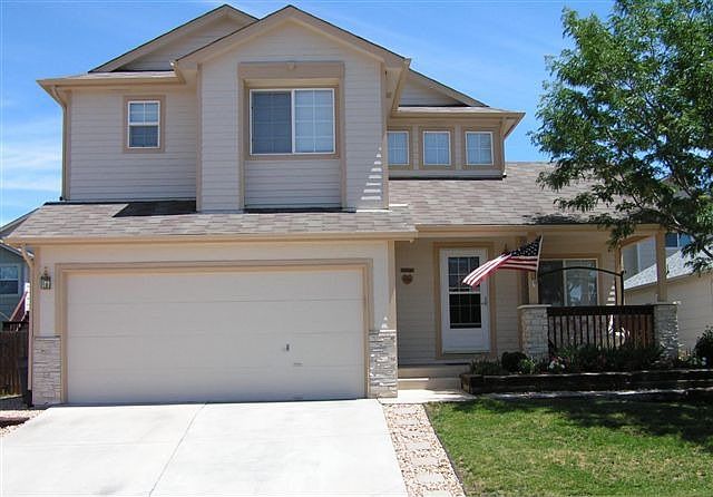 Well maintained 2 story w/ 2 Car Garage on cul de sac 