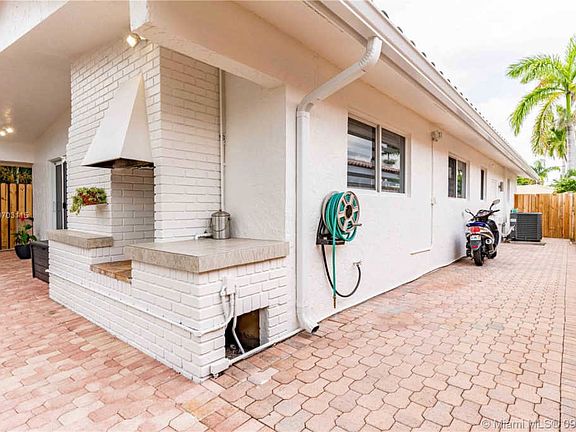 3rd image of 2800 NE 59th Ct